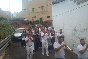 Una diana floreada prepara a Lomo Magullo para la Traída del Agua (Foto Francisco Javier Santana y José Florido)